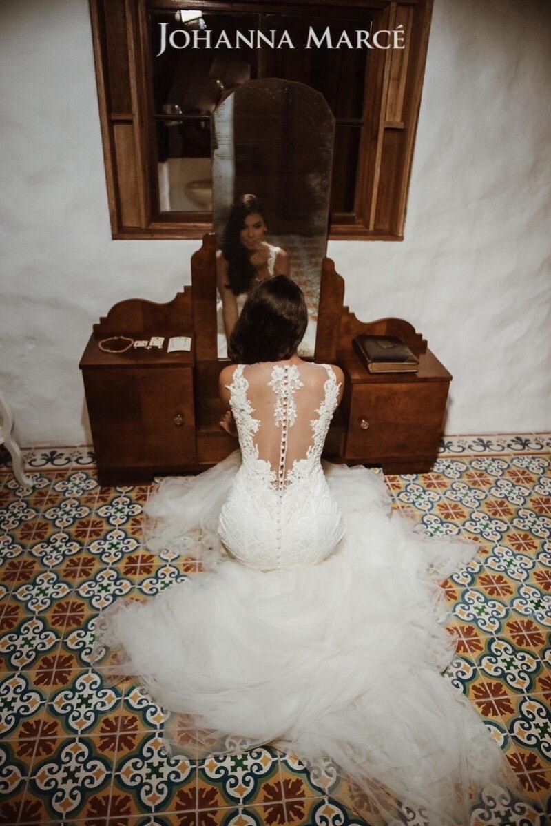 Vestido de novia de Johanna Marcé, cierre con botones