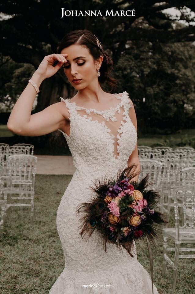 Vestido de novia de Johanna Marcé, escote profundo sensual