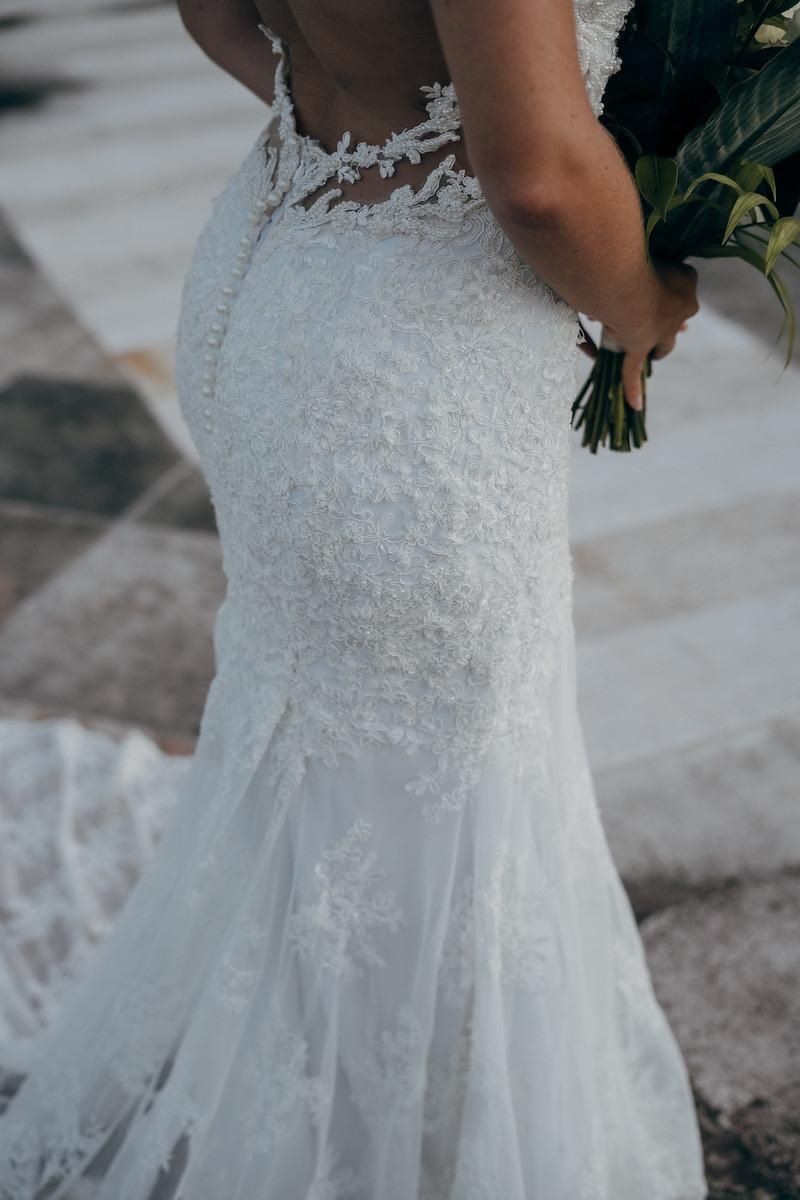 Vestido de novia de Johanna Marcé, escote profundo sensual