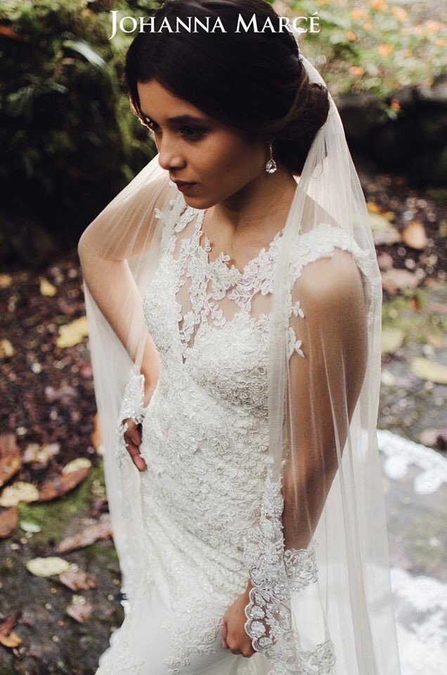 Vestido de novia de Johanna Marcé, escote profundo sensual