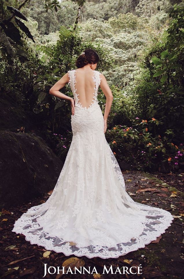 Vestido de novia de Johanna Marcé, escote profundo sensual