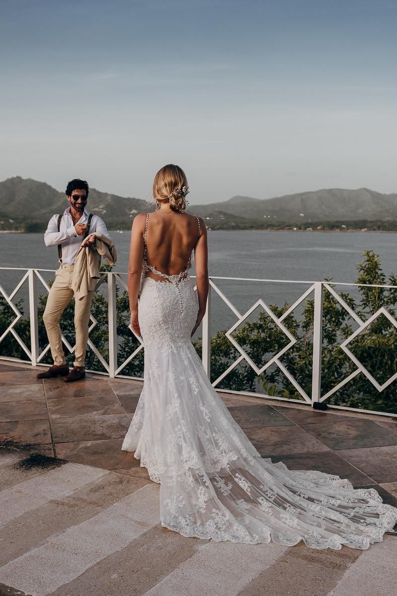 Vestido de novia de Johanna Marcé, escote profundo sensual