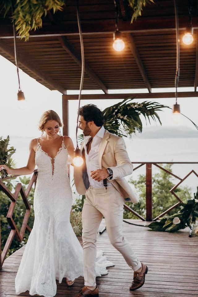 Vestido de novia de Johanna Marcé, escote profundo sensual