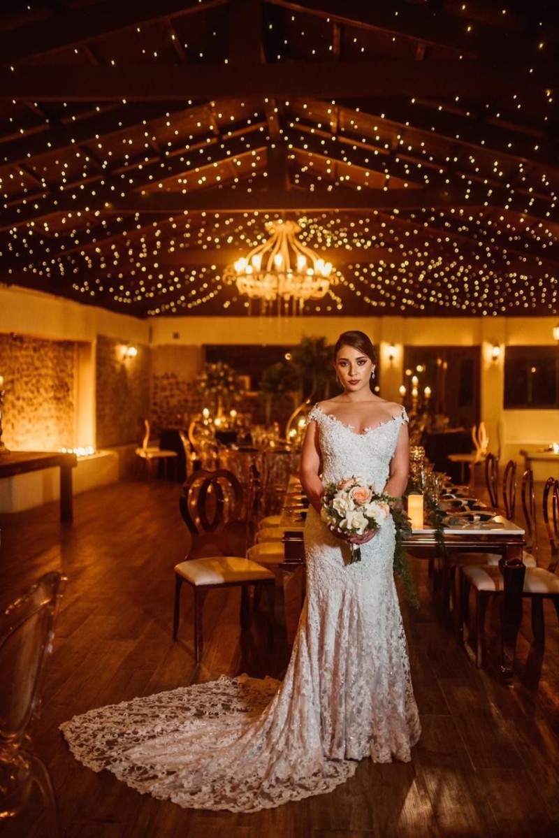 Vestido de novia de Johanna Marcé, escote profundo sensual