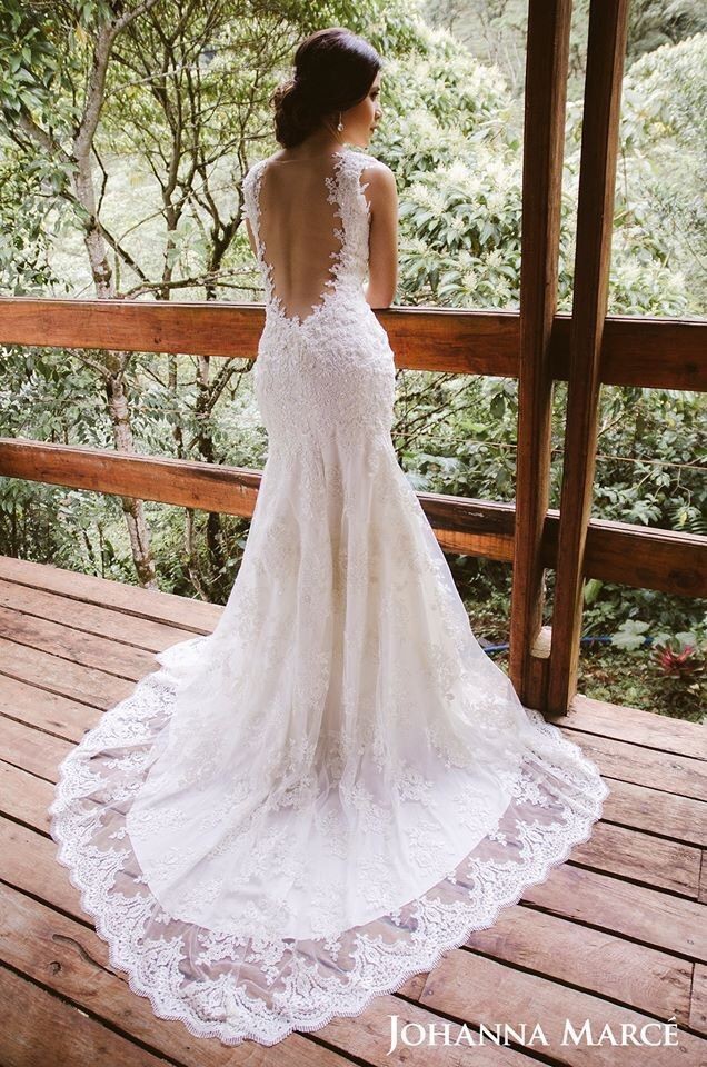 Vestido de novia de Johanna Marcé, escote profundo sensual